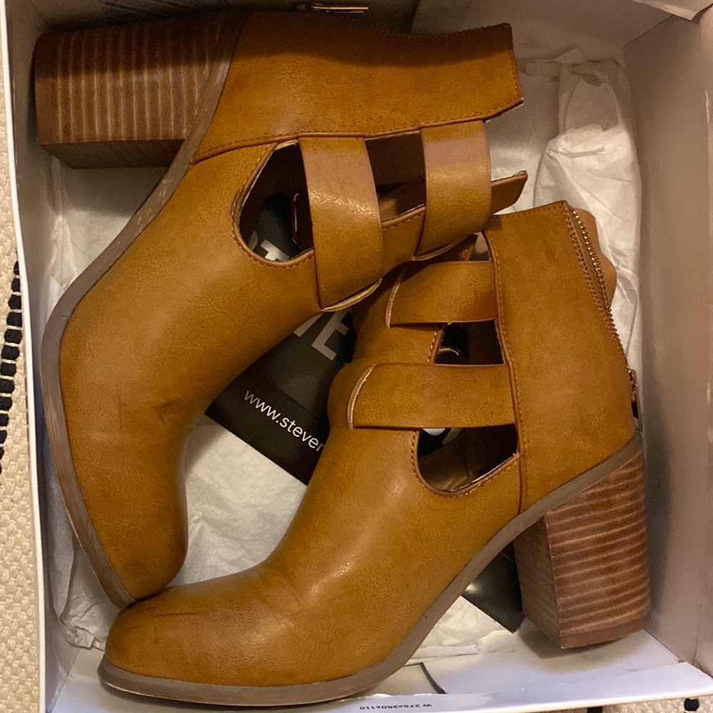 Steve Madden brown buckle boots